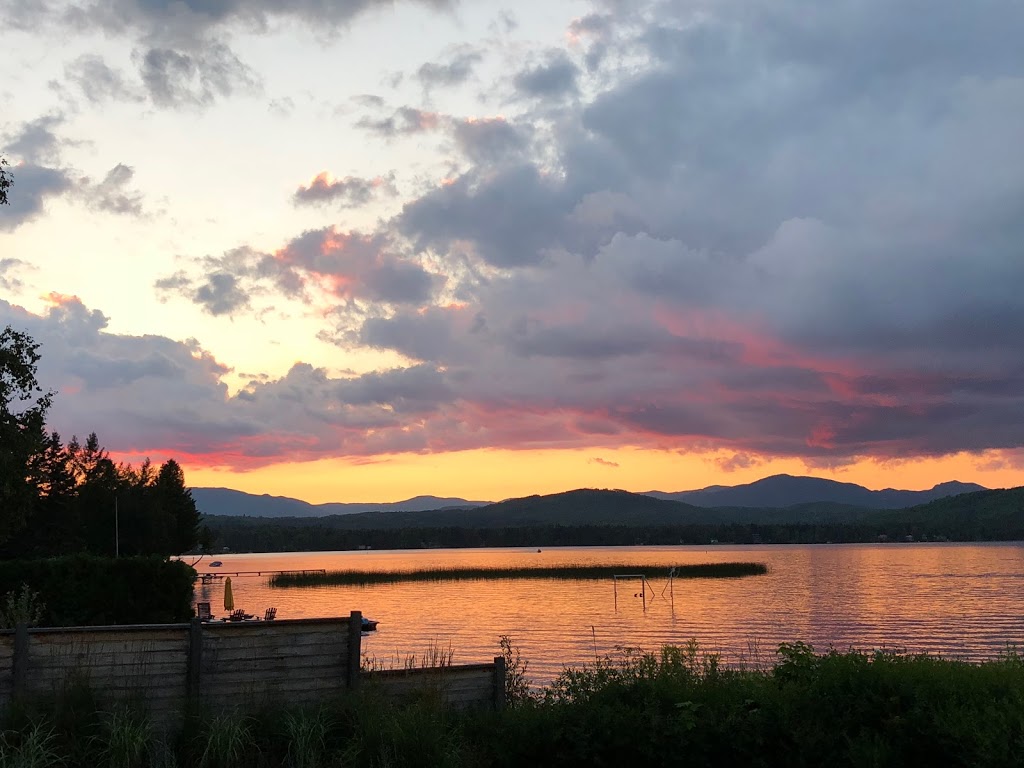 Le Chalet Les Hirondelles | 34 Chemin du Lac Nairne, Saint-Aimé-des-Lacs, QC G0T 1S0, Canada | Phone: (418) 655-5807
