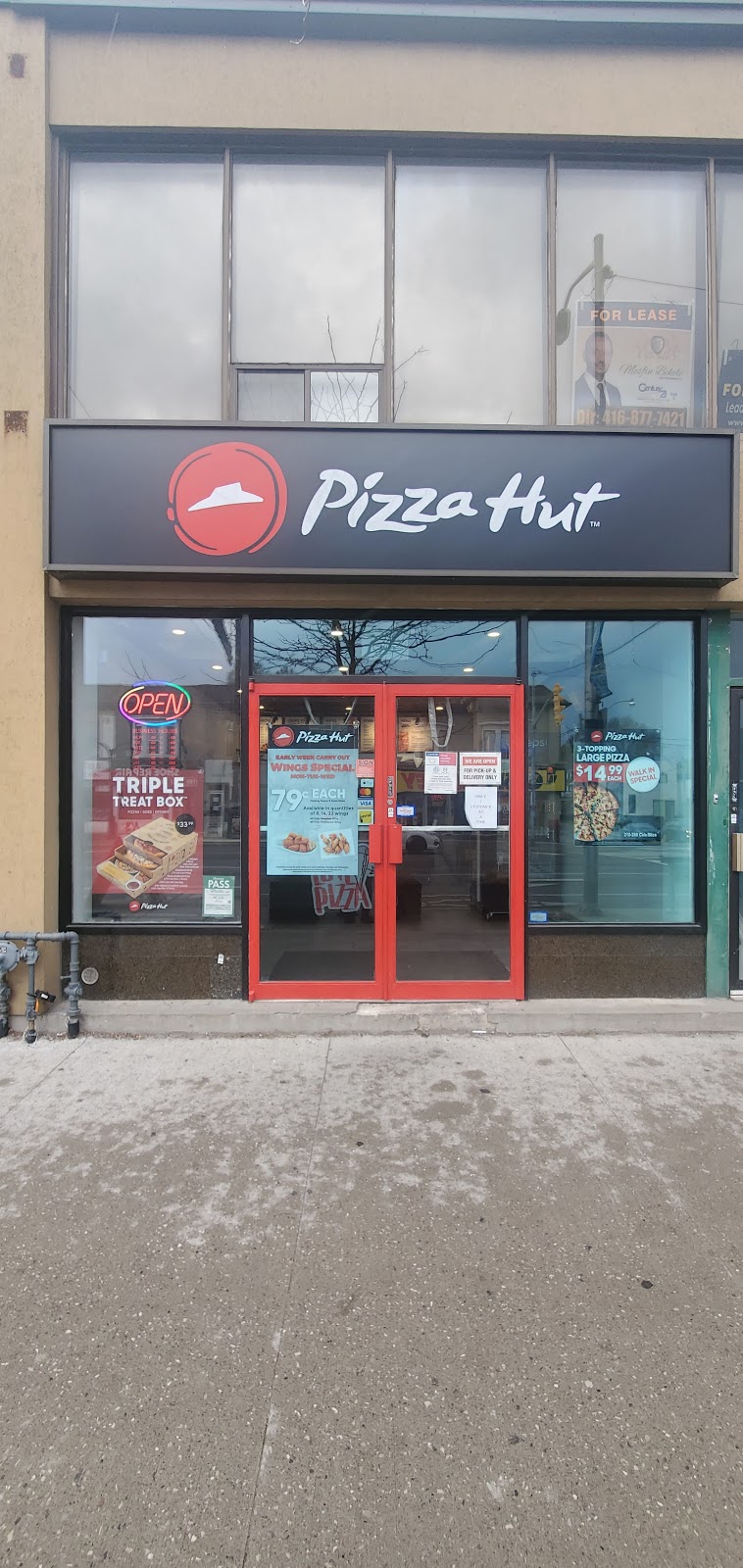 Pizza Hut | 844 Danforth Ave, Toronto, ON M4J 1L7, Canada | Phone: (416) 461-5888