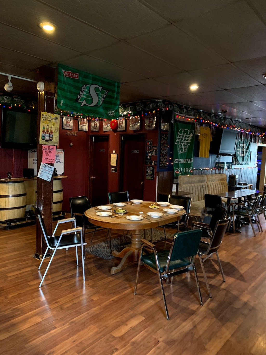 Elveras Bar And Hotel | 300 Albert St, Radisson, SK S0K 3L0, Canada | Phone: (306) 827-2150