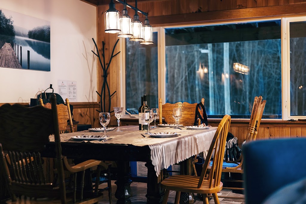A Red Frame | 137 Fell Station Dr, Fenelon Falls, ON K0M 1N0, Canada | Phone: (905) 924-3211