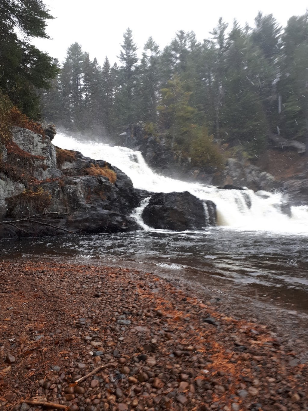 Parc Régional des Chutes Monte à Peine et des Dalles | Entrée St | 60 Avenue de la Champs Vallon, Sainte-Mélanie, QC J0K 3A0, Canada | Phone: (450) 883-6060