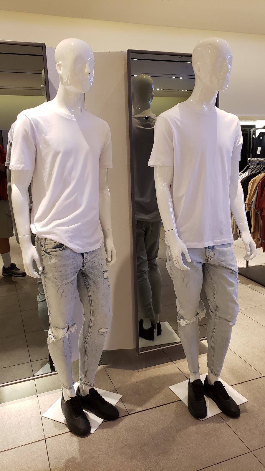 Zara | Yonge St #17600, Newmarket, ON L3Y 4Z1, Canada | Phone: (905) 954-1280