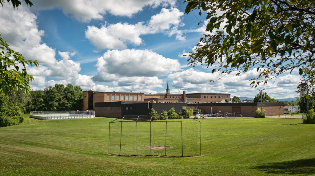 École secondaire La Frontalière | 311 Rue Saint-Paul Estate, Coaticook, QC J1A 1G1, Canada | Phone: (819) 849-4825