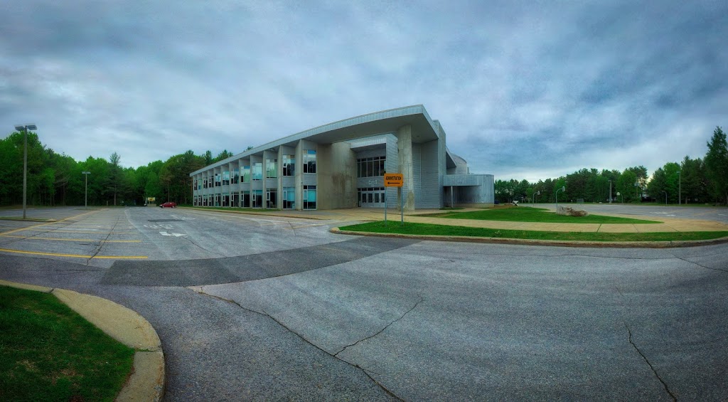 Ecole Secondaire Des Trois Saisons | 3J4, 1658 Boulevard des Seigneurs, Terrebonne, QC J6X 4T1, Canada | Phone: (450) 492-3746