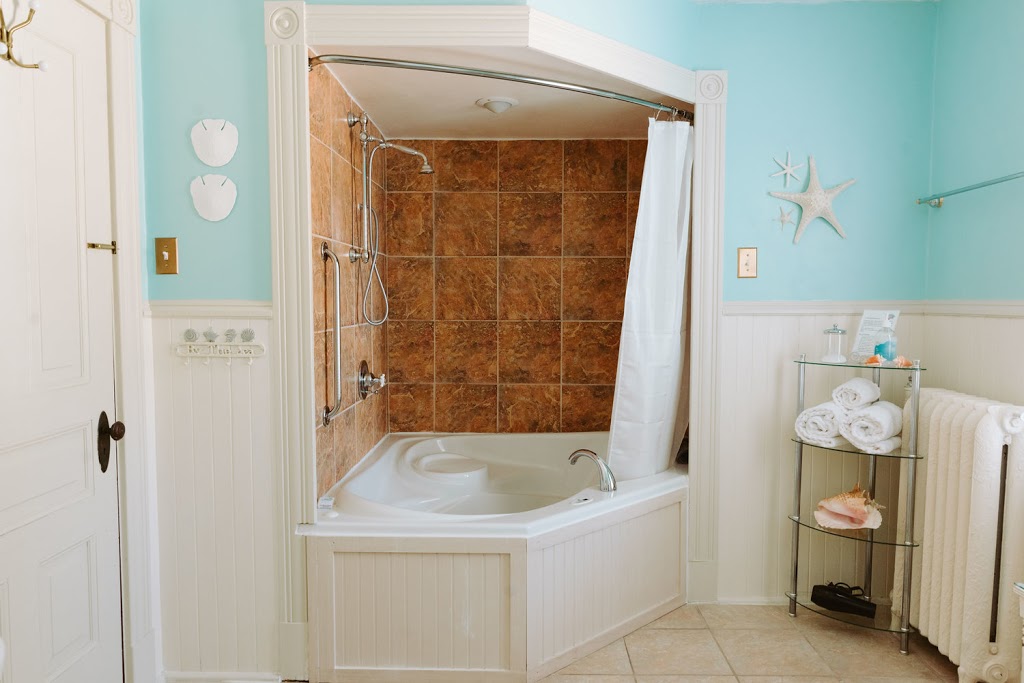 Alicion Bed & Breakfast | 66 McDonald St, Lunenburg, NS B0J 2C0, Canada | Phone: (902) 200-7659