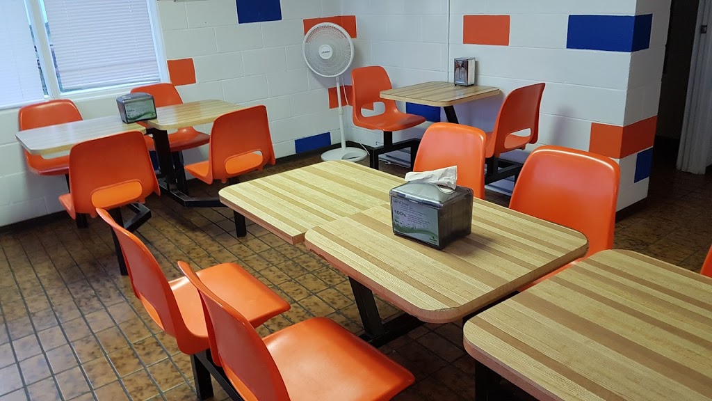 DEs Family Grill and Dairy Hut | 159 Minnewawa St, Lac du Bonnet, MB R0E 1A0, Canada | Phone: (204) 345-1943