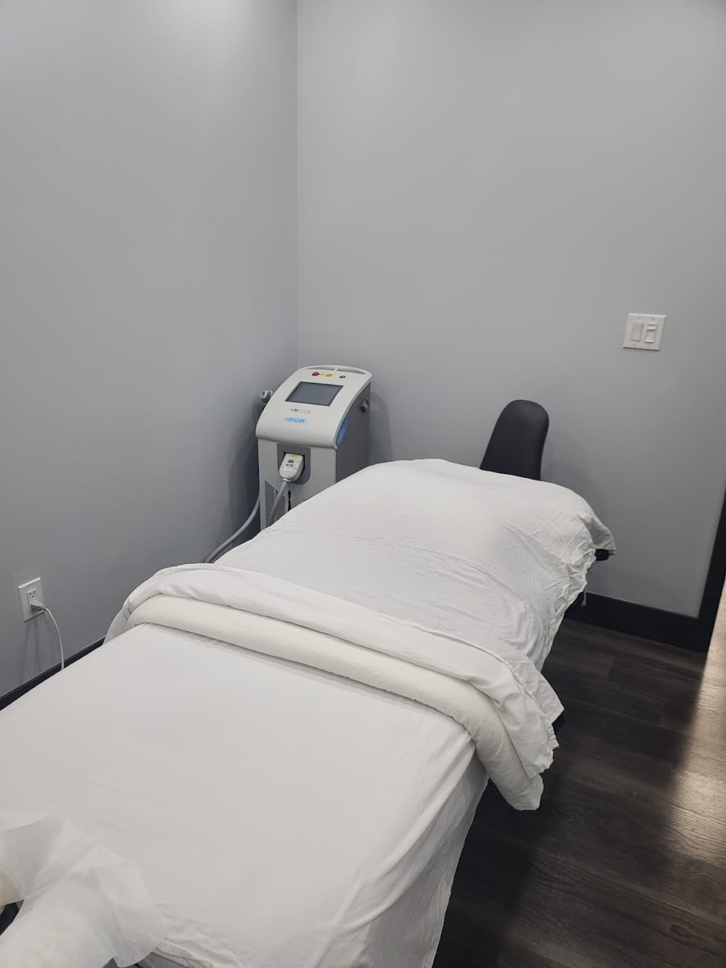 Cosmic Medspa | 255 Queen St E Unit #1A, Brampton, ON L6W 2B8, Canada | Phone: (905) 453-0011