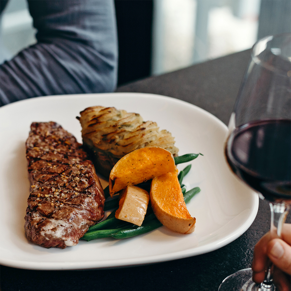 Moxies Grill & Bar | 509 Bayfield St N51, Barrie, ON L4M 4Z8, Canada | Phone: (705) 733-5252