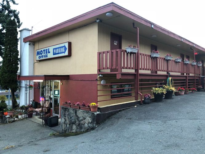 Holiday House Seaview Motel | 540 Esplanade Ave, Ladysmith, BC V9G 1A6, Canada | Phone: (250) 618-5830