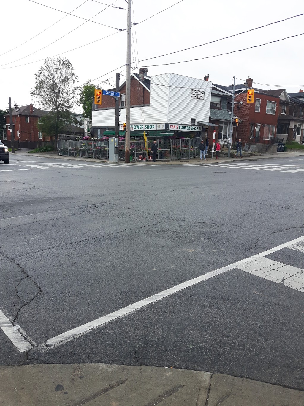 Yens Flower Shop | 2020 Dufferin St, York, ON M6E 3R5, Canada | Phone: (416) 658-1288