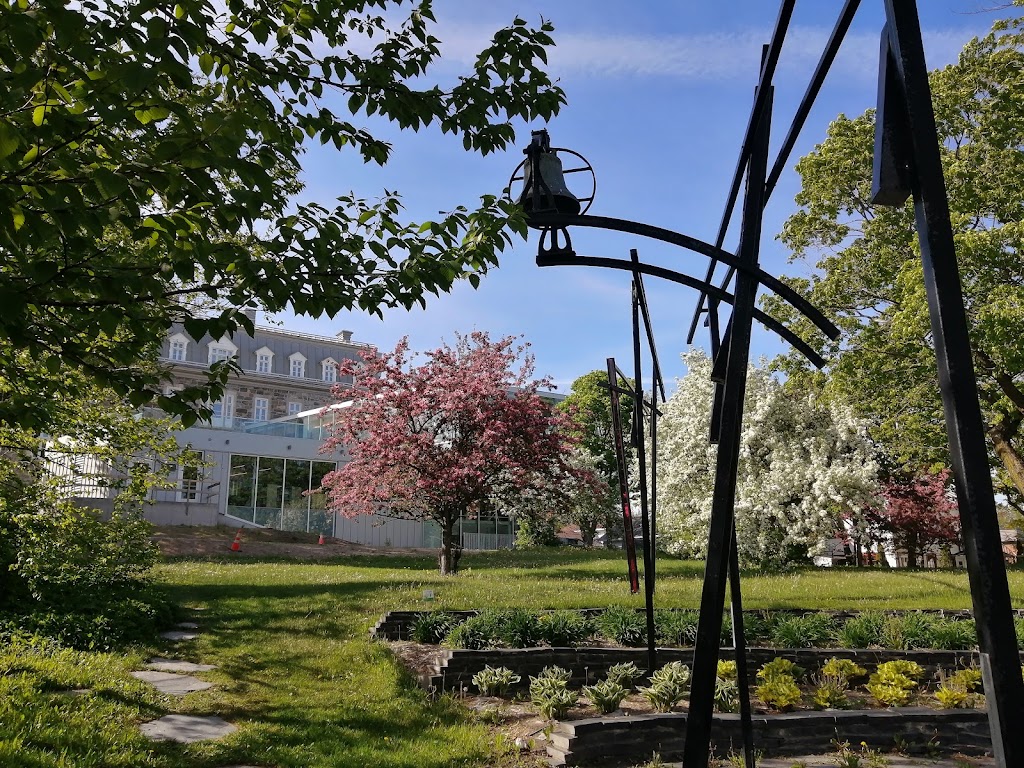Public Library Françoise-Bédard | 67 Rue du Rocher, Rivière-du-Loup, QC G5R 1J8, Canada | Phone: (418) 862-4252