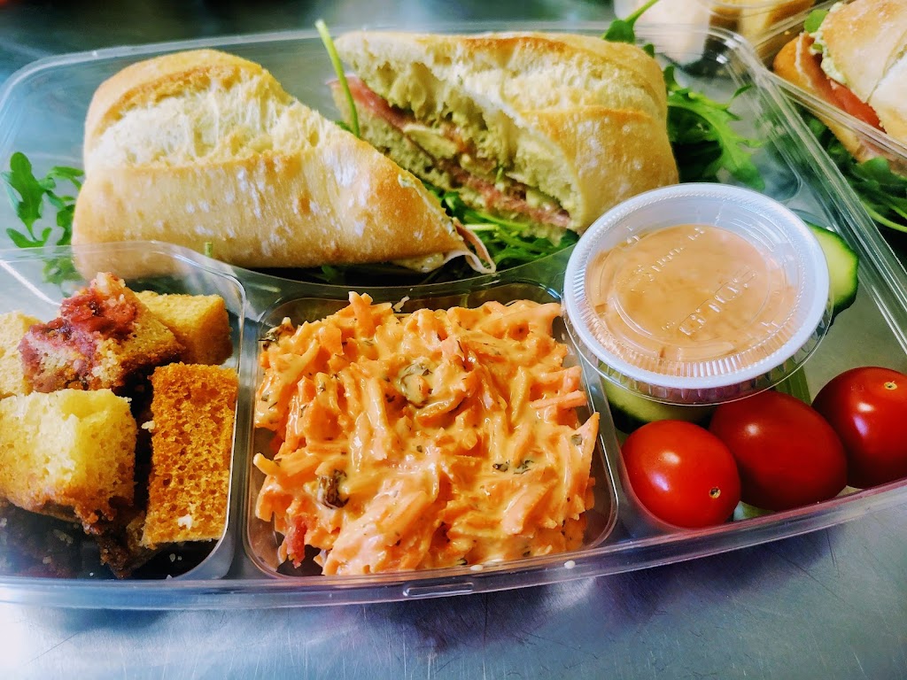 Traiteur la boîte à Lou | 1231 Rue des Érables, Saint-Lambert-de-Lauzon, QC G0S 2W0, Canada | Phone: (418) 998-6975