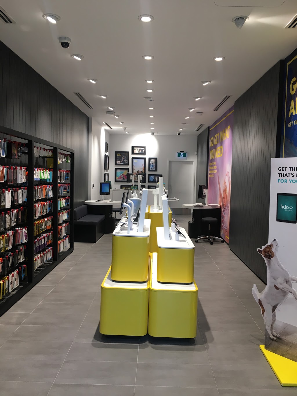 Fido | 290 Queen St W, Toronto, ON M5V 2A1, Canada | Phone: (416) 849-1855