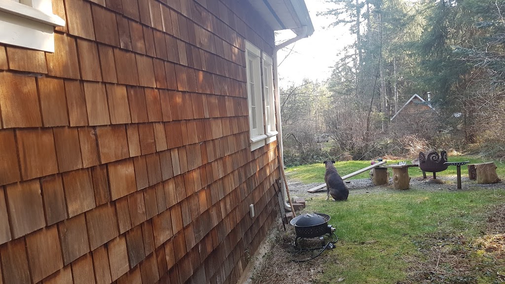 Perrywinkle Cottage | 692 Cedar Dr, Quathiaski Cove, BC V0P 1N0, Canada | Phone: (250) 285-3664