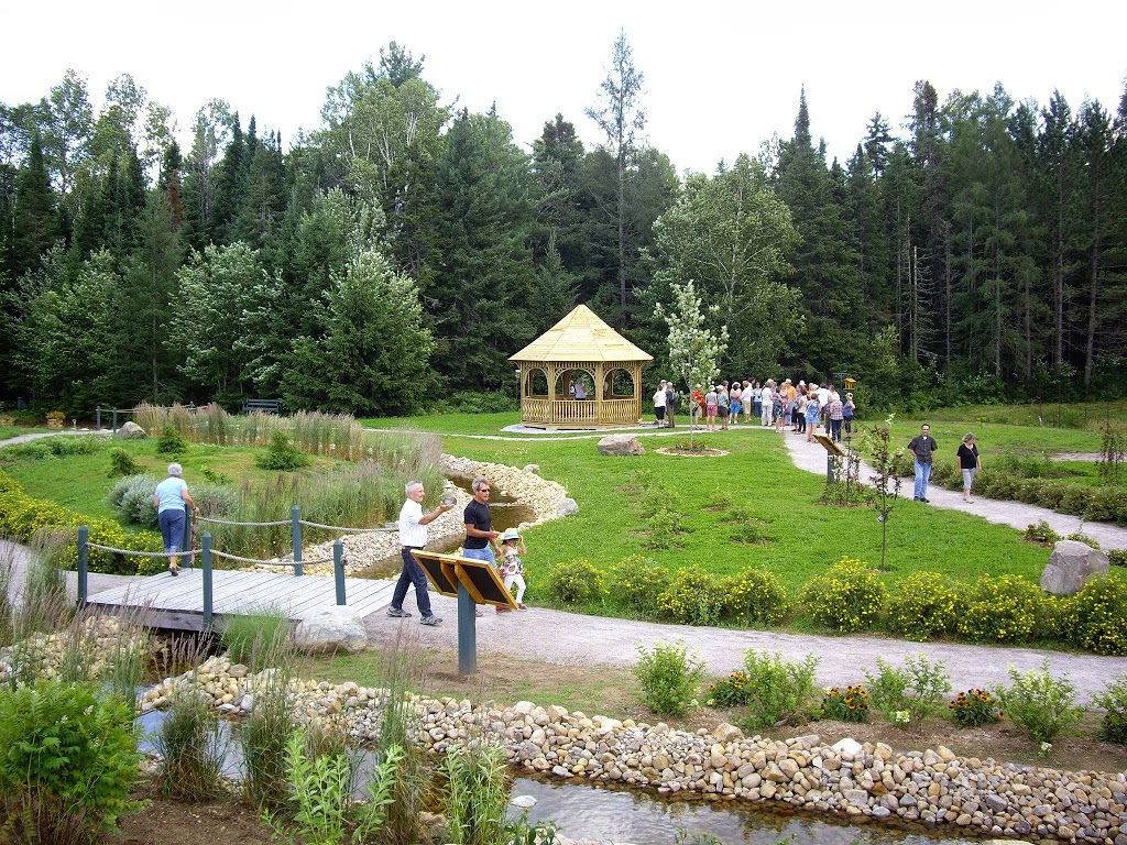oiseaux au Domaine Saint-Bernard Garden | 539 Chemin St Bernard, Mont-Tremblant, QC J8E 1T4, Canada | Phone: (819) 425-3588