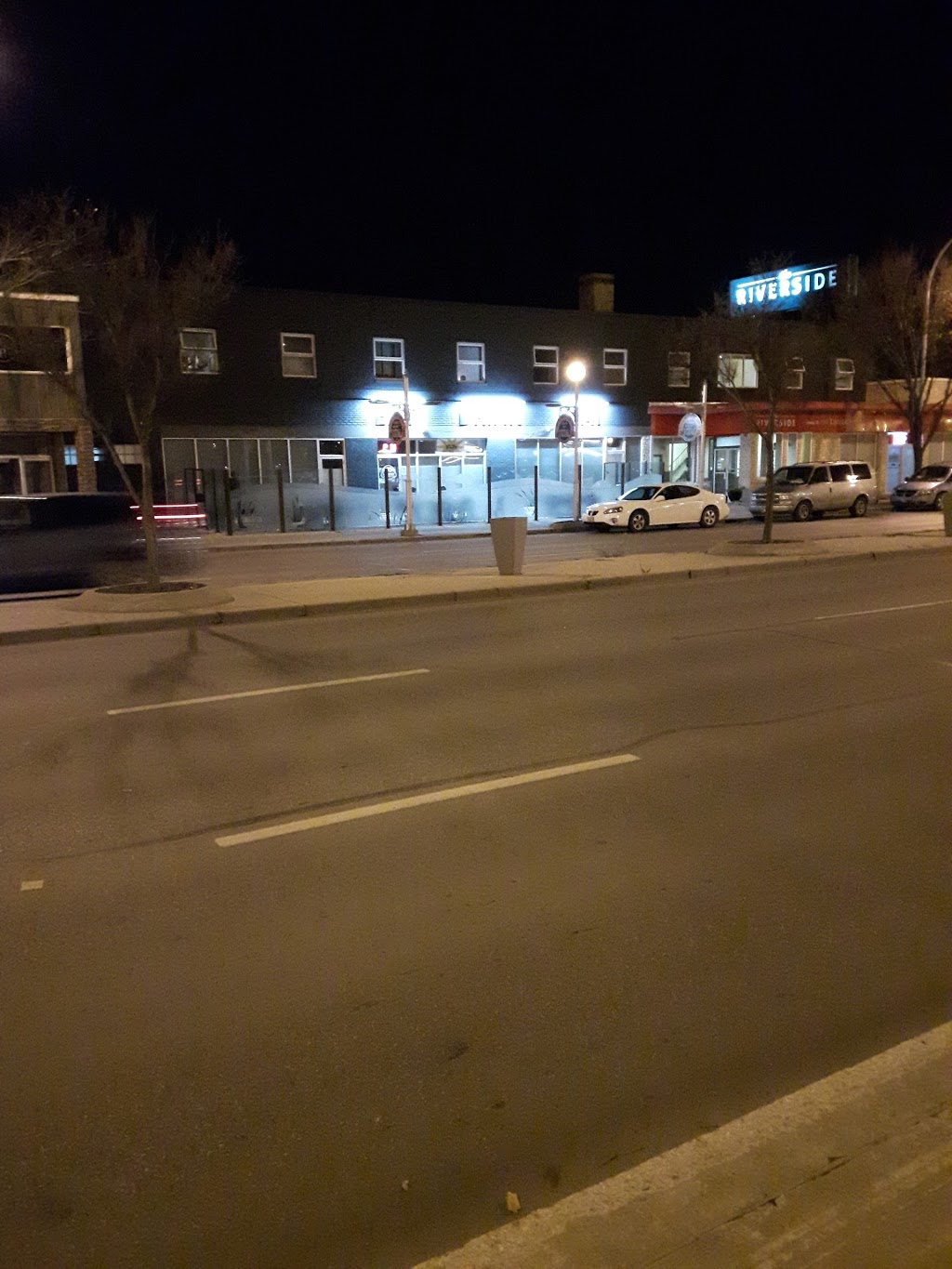 Riverside Inn | 531 St Marys Rd, Winnipeg, MB R2M 3L3, Canada | Phone: (204) 231-1463