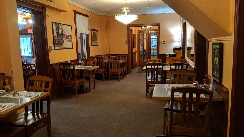 Cody Inn Restaurant | 1953 Lakehurst Rd, Buckhorn, ON K0L 1J0, Canada | Phone: (705) 657-8812