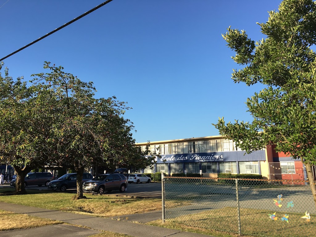 École des Pionniers | 1618 Patricia Ave, Port Coquitlam, BC V3B 4A8, Canada | Phone: (604) 552-7915