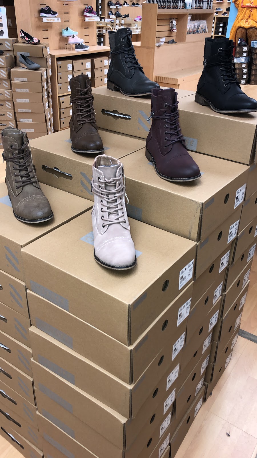 Chaussures Yellow | 2019 Bd Roland-Therrien, Longueuil, QC J4N 1A3, Canada | Phone: (450) 448-3081