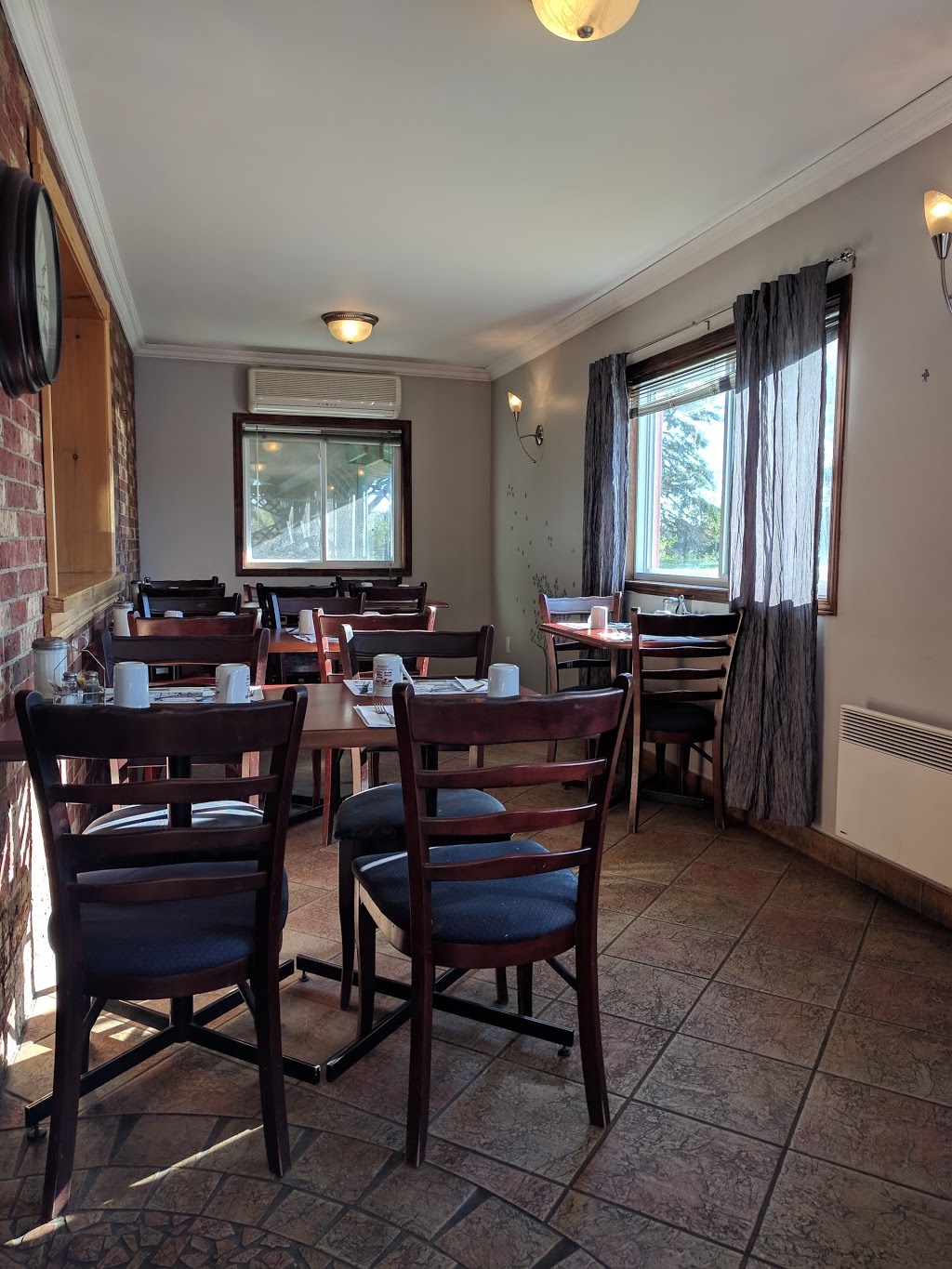 Resto 108 | 444 QC-108, Cookshire-Eaton, QC J0B 1M0, Canada | Phone: (819) 875-1043
