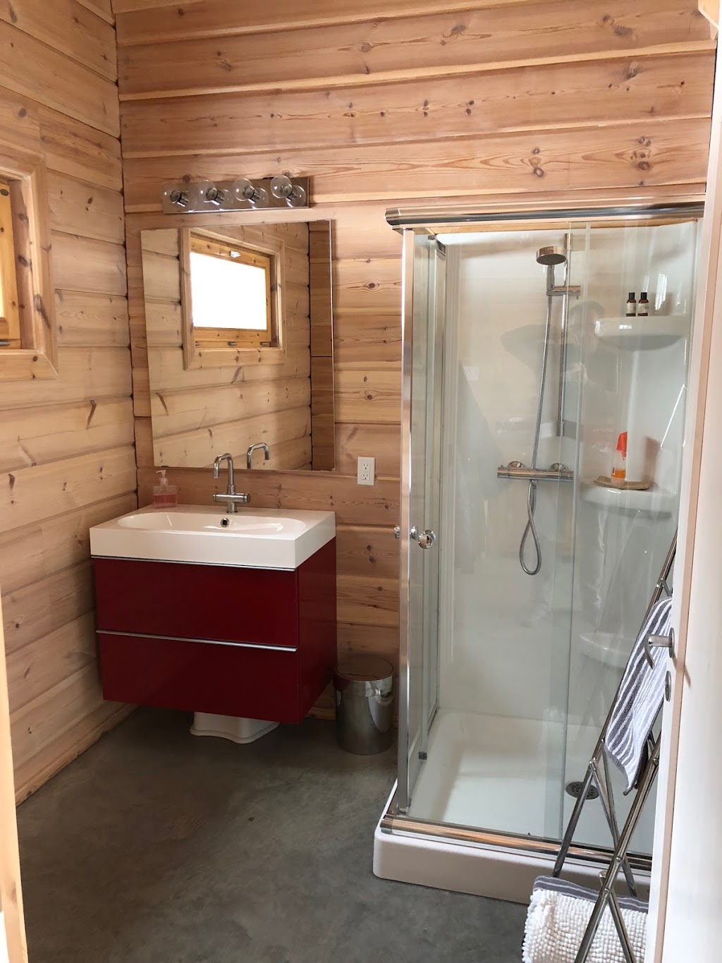 Le Chalet Les Hirondelles | 34 Chemin du Lac Nairne, Saint-Aimé-des-Lacs, QC G0T 1S0, Canada | Phone: (418) 655-5807