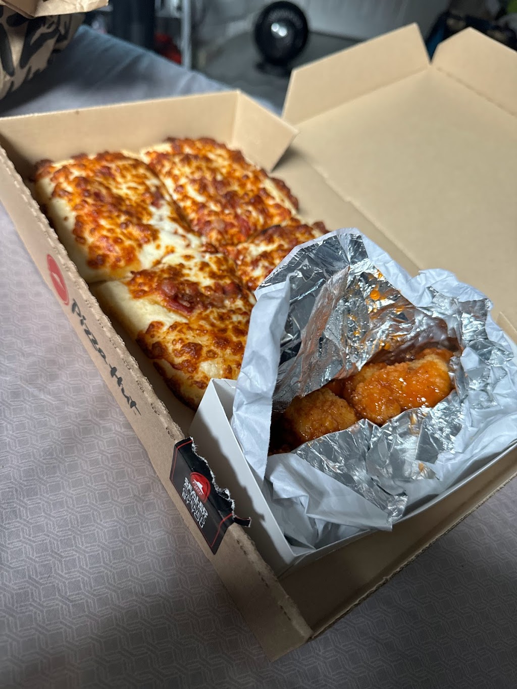 Pizza Hut London | 1255 Kilally Rd, London, ON N5Y 6K9, Canada | Phone: (519) 455-0172