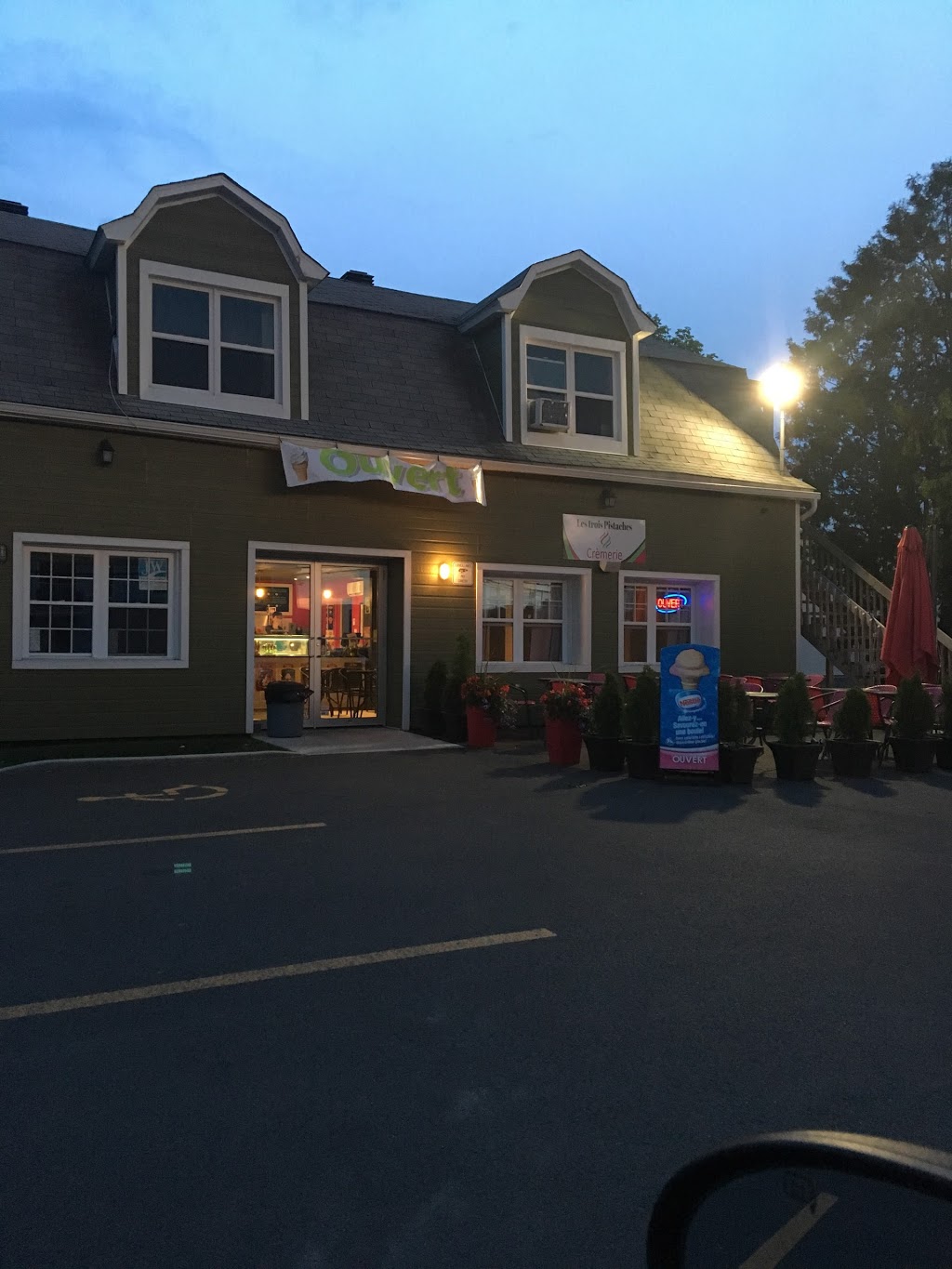 Les trois Pistaches Crèmerie | 3295-D Rue Principale, Saint-Jean-Baptiste, QC J0L 2B0, Canada | Phone: (450) 527-7707