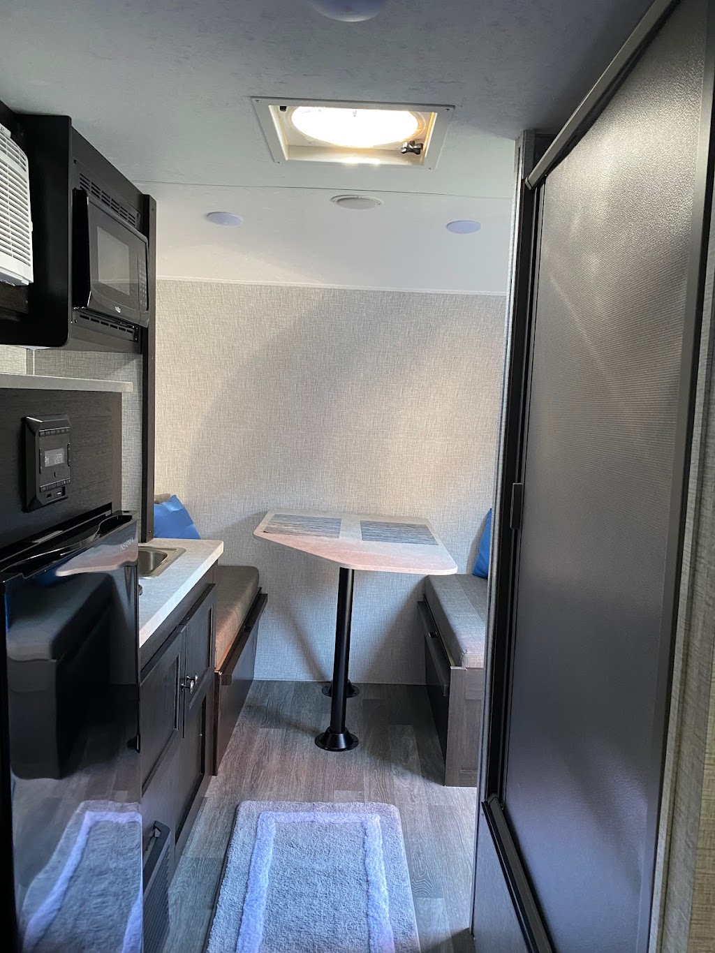 Rolln2TheWoods Camper Rentals | 7 Lisa Jane Ct, Barrie, ON L4M 6M6, Canada | Phone: (705) 722-7752