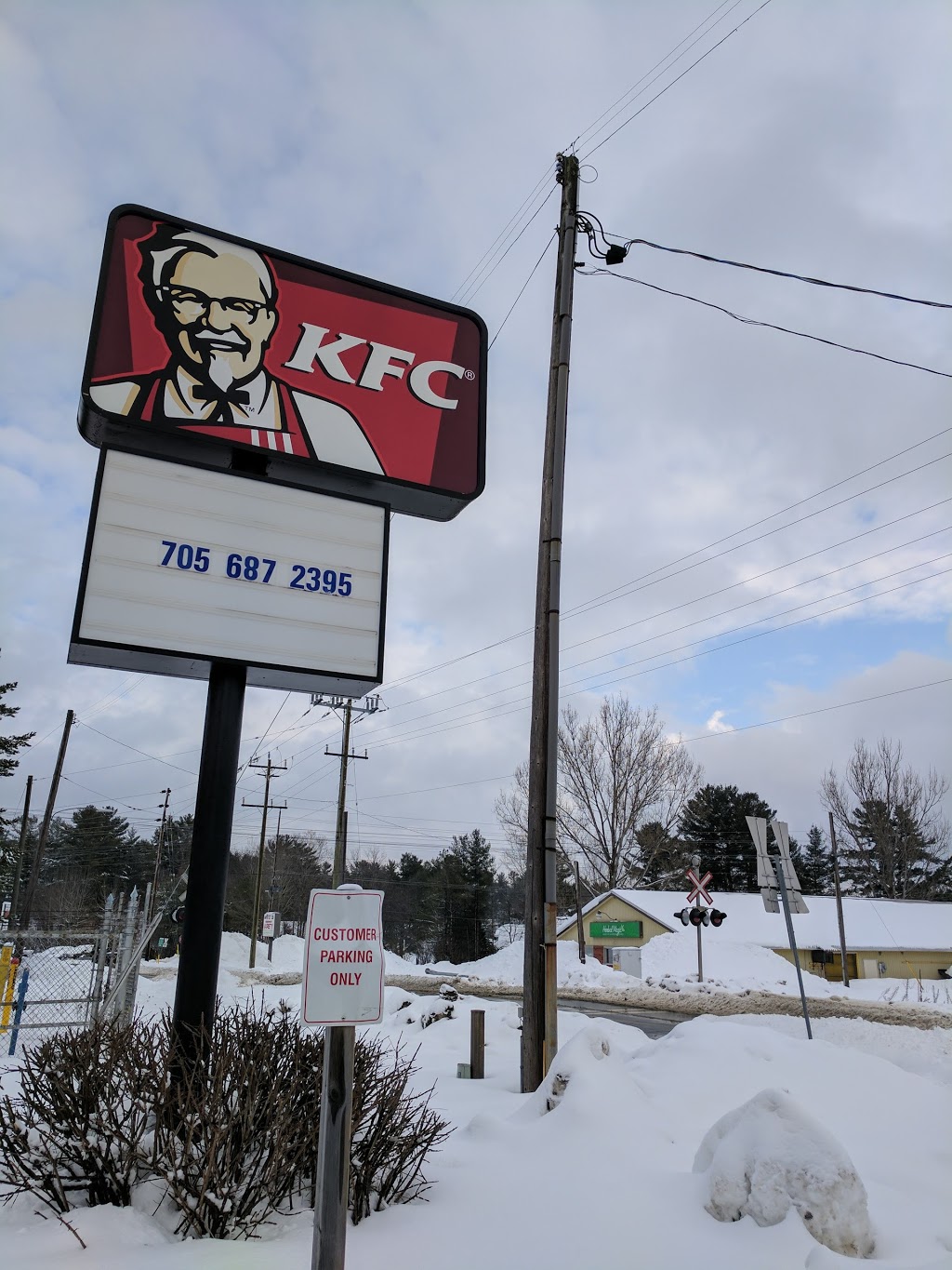 KFC | 350 Winewood Ave E, Gravenhurst, ON P1P 1B7, Canada | Phone: (705) 687-2395