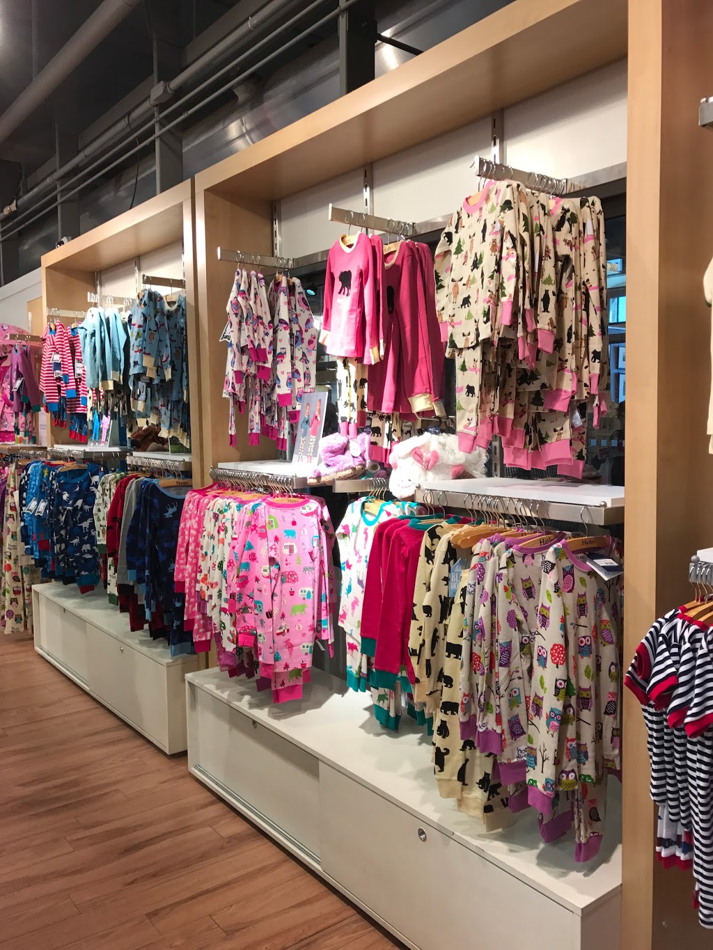 Boutique Hatley, La petite maison bleue | 350 de la Commune Street, Montréal, QC H2X 4A2, Canada | Phone: 51 47 98 6755