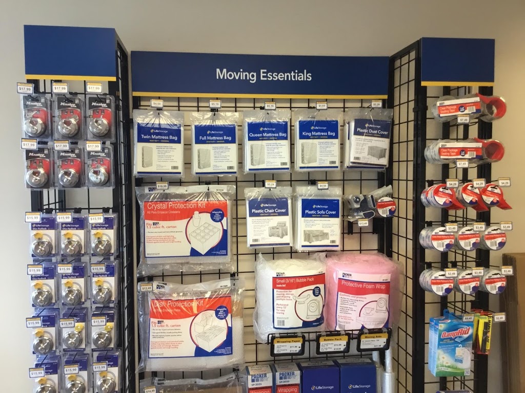 Life Storage | 550 Cayuga Rd, Buffalo, NY 14225, USA | Phone: (716) 395-0585