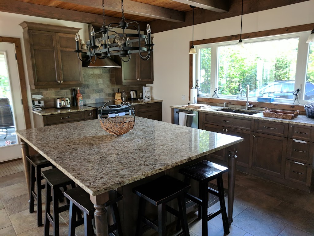 Chalet lAmaryllis | 6 Chem. du Plateau, Petite-Rivière-Saint-François, QC G0A 2L0, Canada | Phone: (450) 647-4297