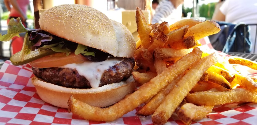 Burger Pub | 4940 Chemin du Parc, Orford, QC J1X 7N9, Canada | Phone: (819) 847-4936