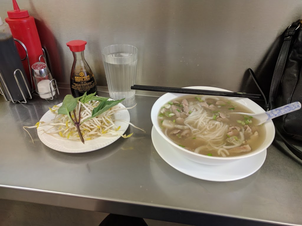 Vietnamese Beef Stew Noodle House | 3616 52 Ave NW, Calgary, AB T2L 1V9, Canada | Phone: (403) 220-0681