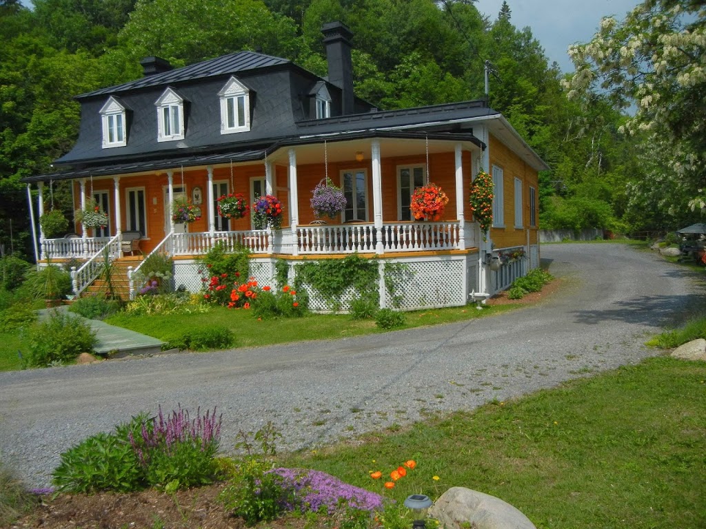 Auberge Du Sault-A-La-Puce | 8365 Ave Royale, Château-Richer, QC G0A 1N0, Canada | Phone: (418) 824-5659