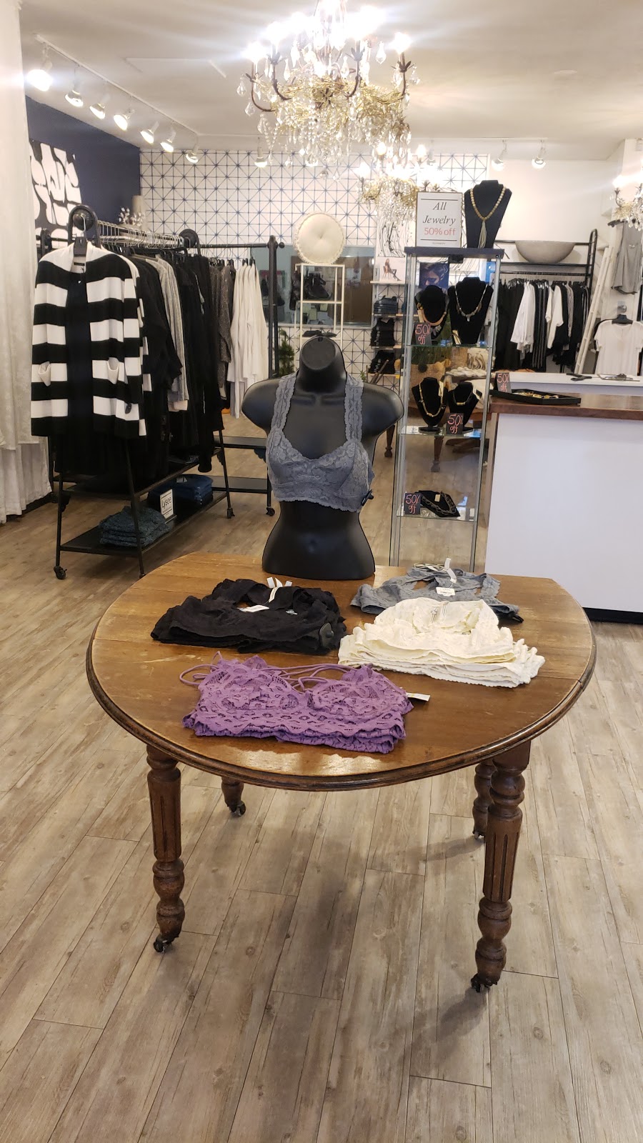 Blue Magnolia Clothing | 5644 Cowrie St, Sechelt, BC V0N 3A0, Canada | Phone: (604) 741-0731