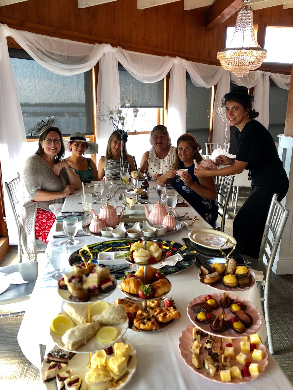 The Barracks Inn Restaurant & Bar | 42 Pike Rd, Sackets Harbor, NY 13685, USA | Phone: (315) 486-4542