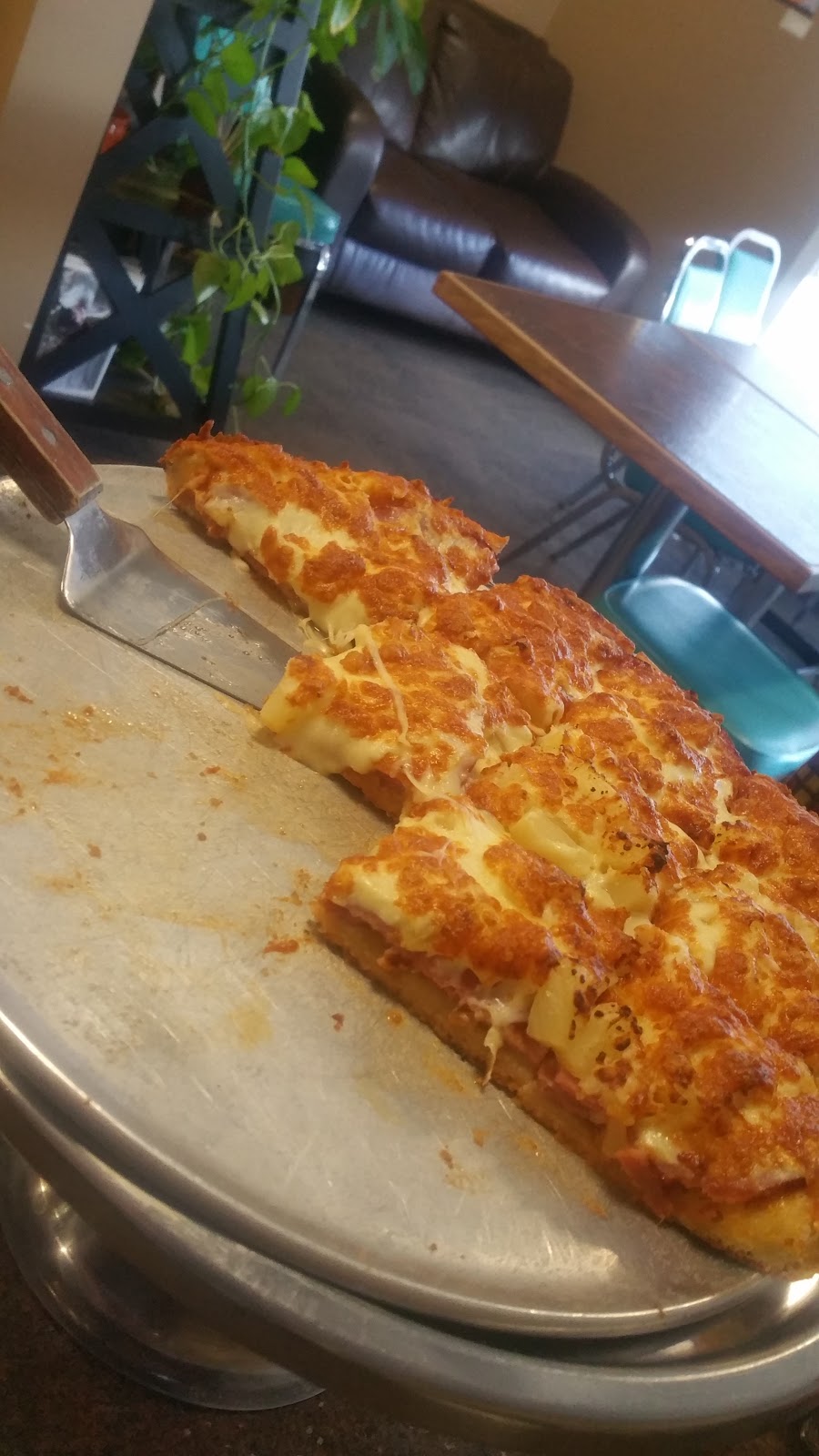 Sisters Cafe Western Pizza | 132 Mountain St, Strasbourg, SK S0G 4V0, Canada | Phone: (306) 725-3800