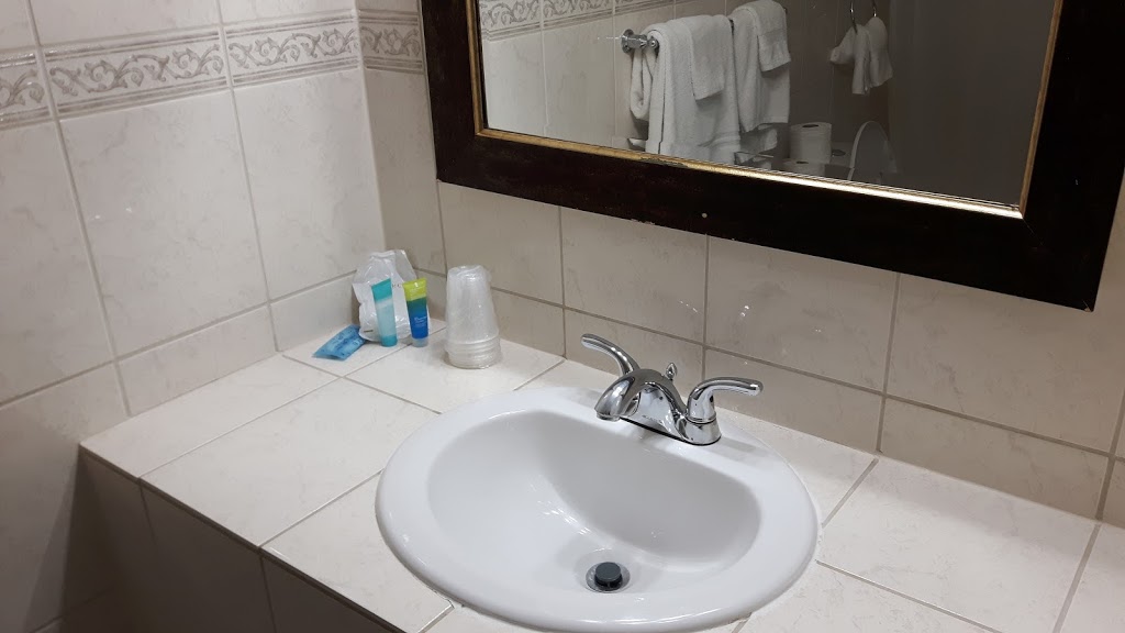 Bayside Inn & Waterfront Suites | 4024 Bath Rd, Kingston, ON K7M 4Y4, Canada | Phone: (613) 634-7400