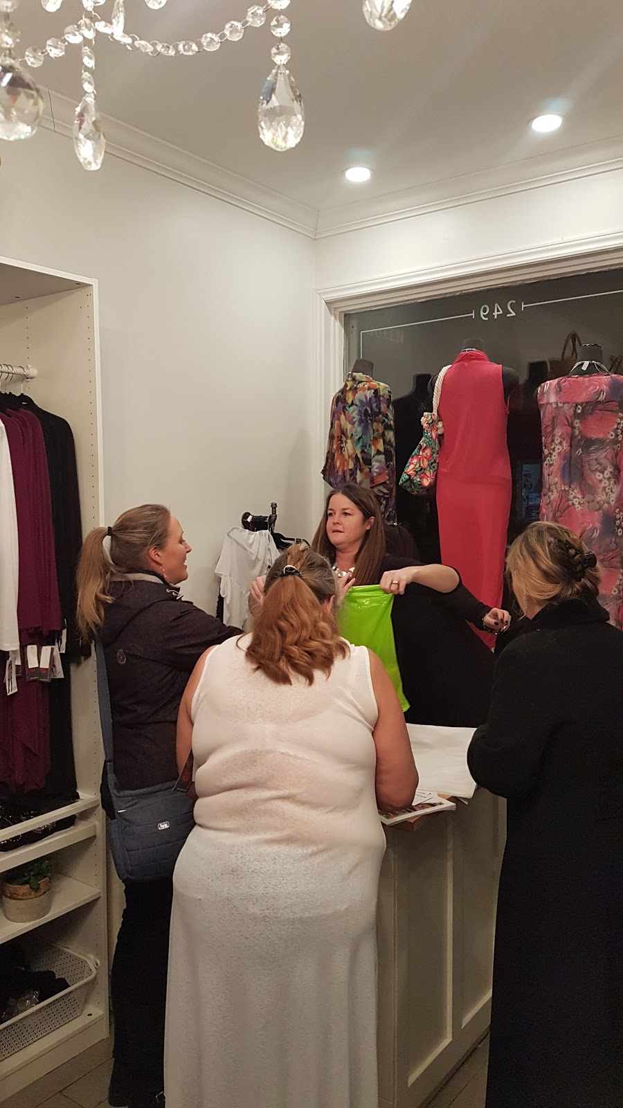 Kellys on Queen | 249 Queen St, Port Perry, ON L9L 1B9, Canada | Phone: (905) 244-0805