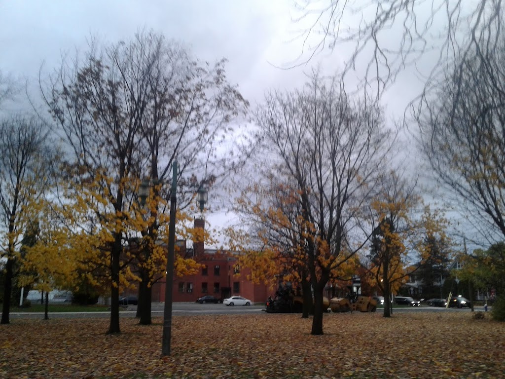 Salaberry Park | 65 Rue Jacques-Cartier, Salaberry-de-Valleyfield, QC J6T 4R4, Canada | Phone: (450) 322-1330