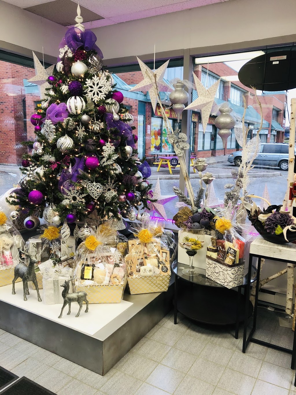 M.A.K. FLOWERS & GIFTS | 1906 Dundas St E UNIT 1, Mississauga, ON L4X 1L9, Canada | Phone: (905) 277-1246
