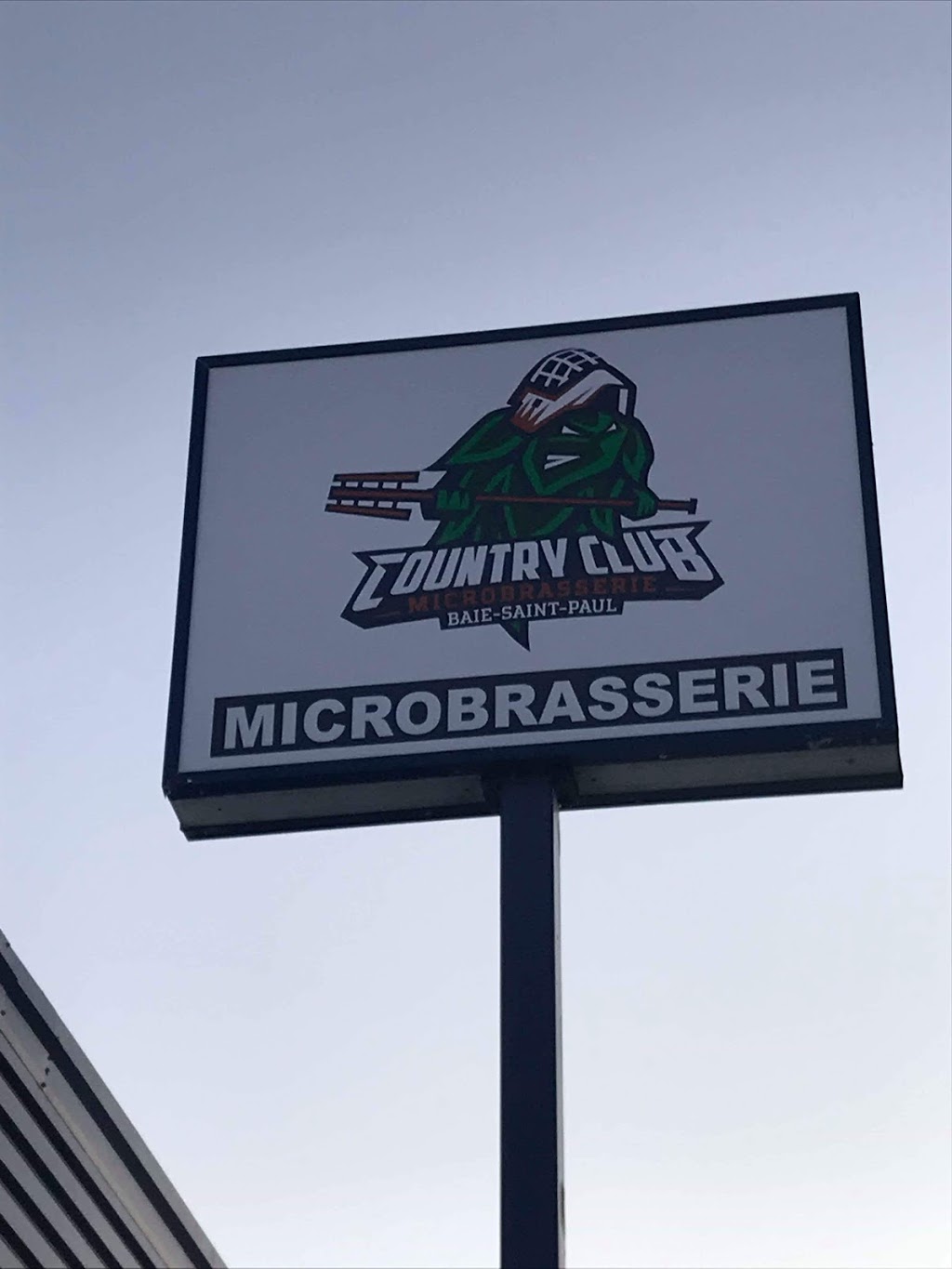 Country club microbrasserie | 954 Boulevard Mgr de Laval, Baie-Saint-Paul, QC G3Z 2W2, Canada | Phone: (581) 237-2676
