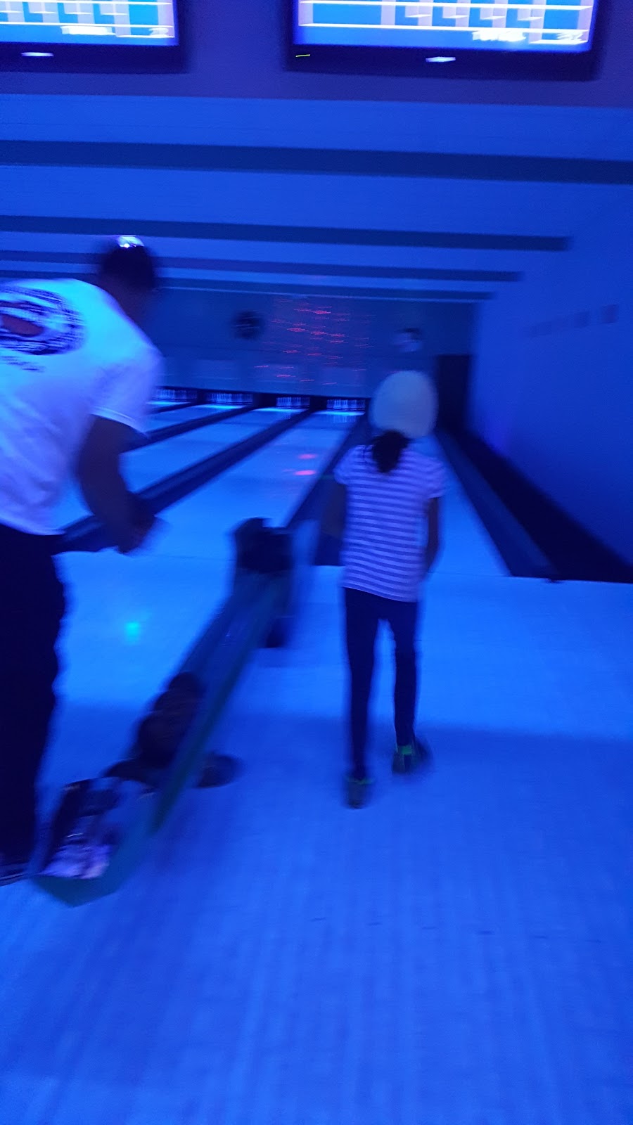 Miracle Lanes | 2375 Bevan Ave, Sidney, BC V8L 4M9, Canada | Phone: (250) 656-2431