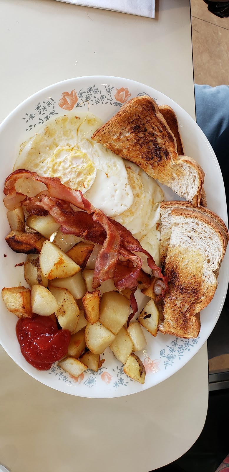 Dockside Restaurant Bar and Grill | 11 Albert St, Coboconk, ON K0M 1K0, Canada | Phone: (705) 454-1800