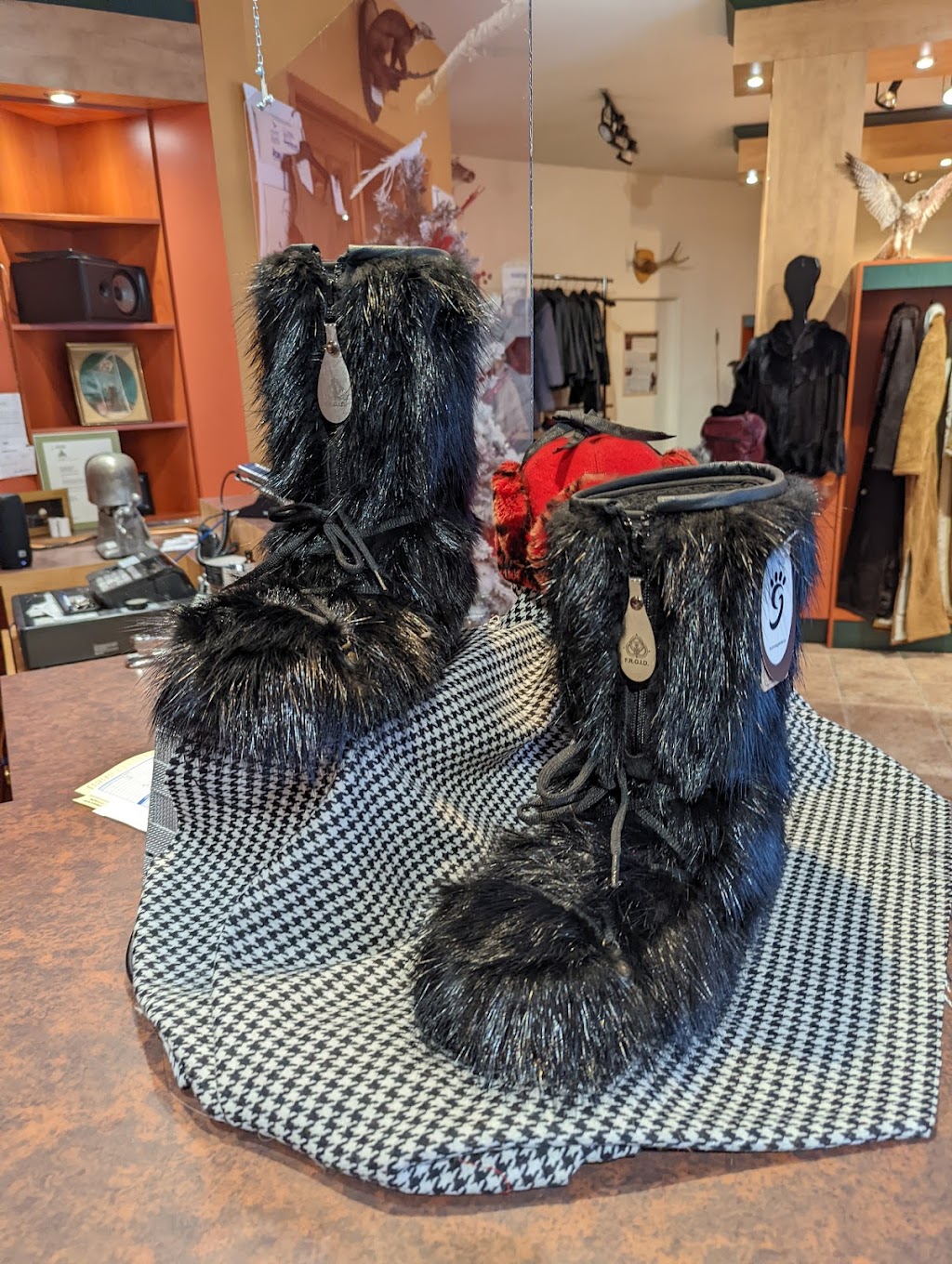 Robertson accessoires et traditions | 1619 Rue Ouiatchouan, Mashteuiatsh, QC G0W 2H0, Canada | Phone: (418) 275-0795