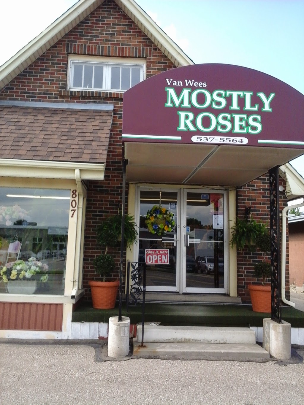 VanWees Mostly Roses | 807 Dundas St, Woodstock, ON N4S 1G2, Canada | Phone: (519) 537-5564