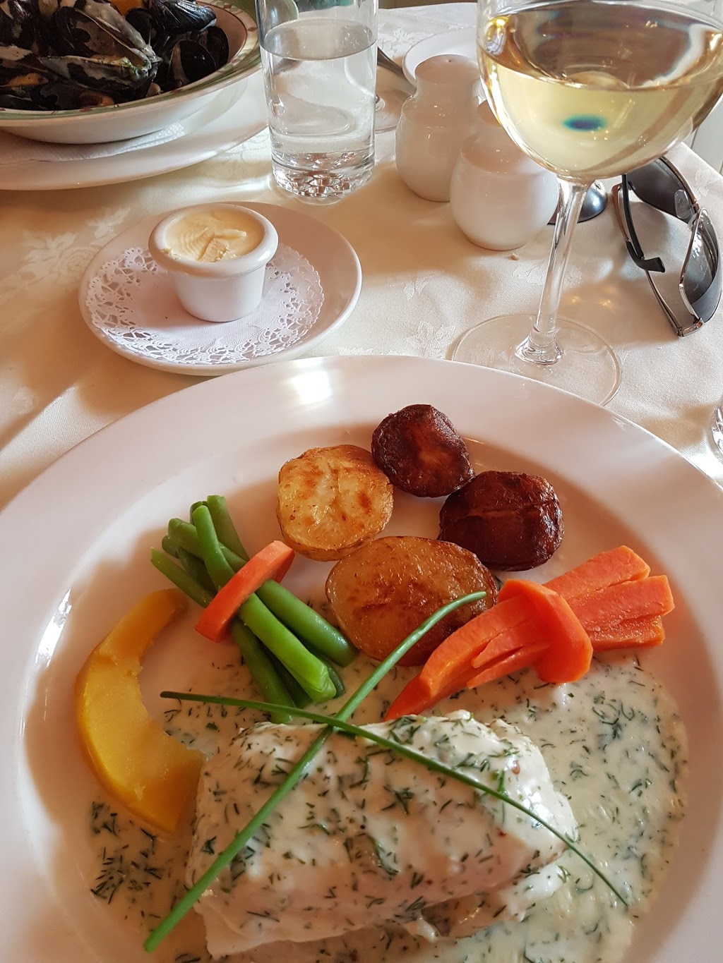 Le Montmartre | 911 Sheppard Ave W, North York, ON M3H 2T7, Canada | Phone: (416) 630-3804