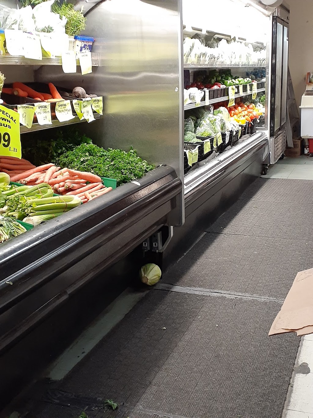 Banana Grove Market And Deli | 2705 E 22nd Ave, Vancouver, BC V5M 3G3, Canada | Phone: (604) 435-0646