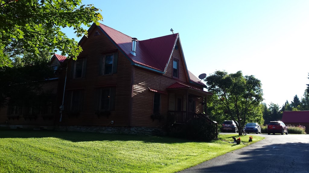 Auberge Aux Toits Rouges | 72 Route Chesham, Notre-Dame-des-Bois, QC J0B 2E0, Canada | Phone: (819) 888-2999